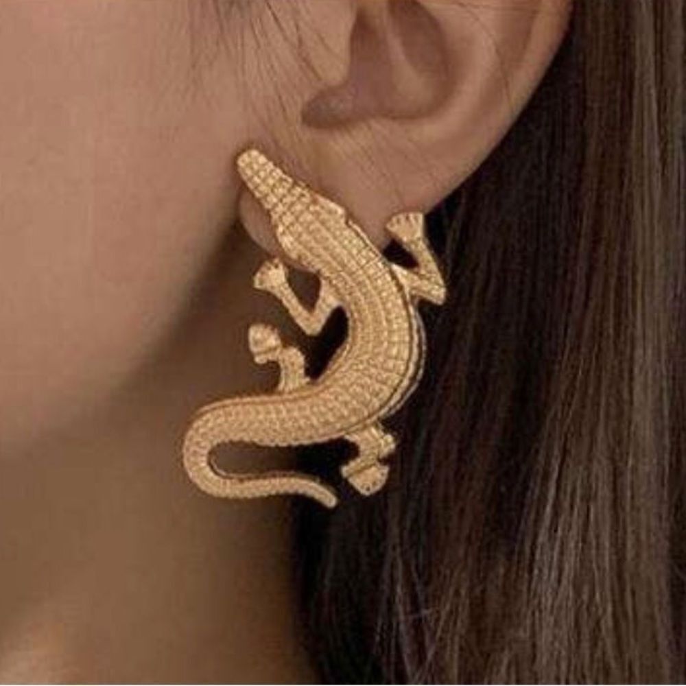 🐊 New Amazing & Stunning & unique goldtone alligator stud earrings 🐊